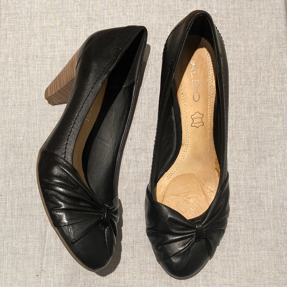 Aldo Black Women's 2.5 Inch Heels With Bow Across Toes And Tan Heel Sz 8.5